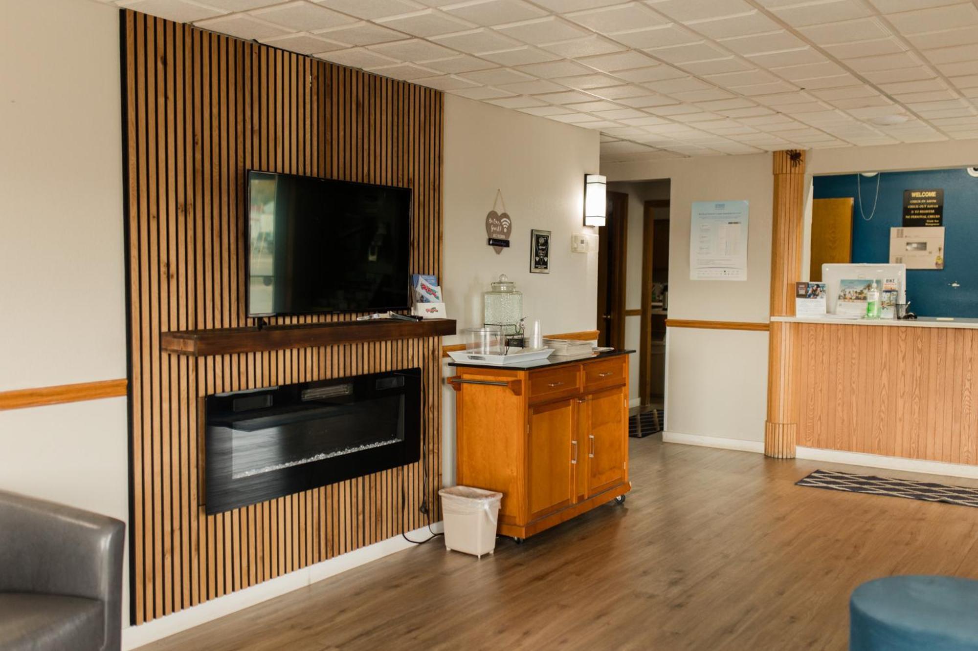 Travelodge By Wyndham Escanaba Exterior photo