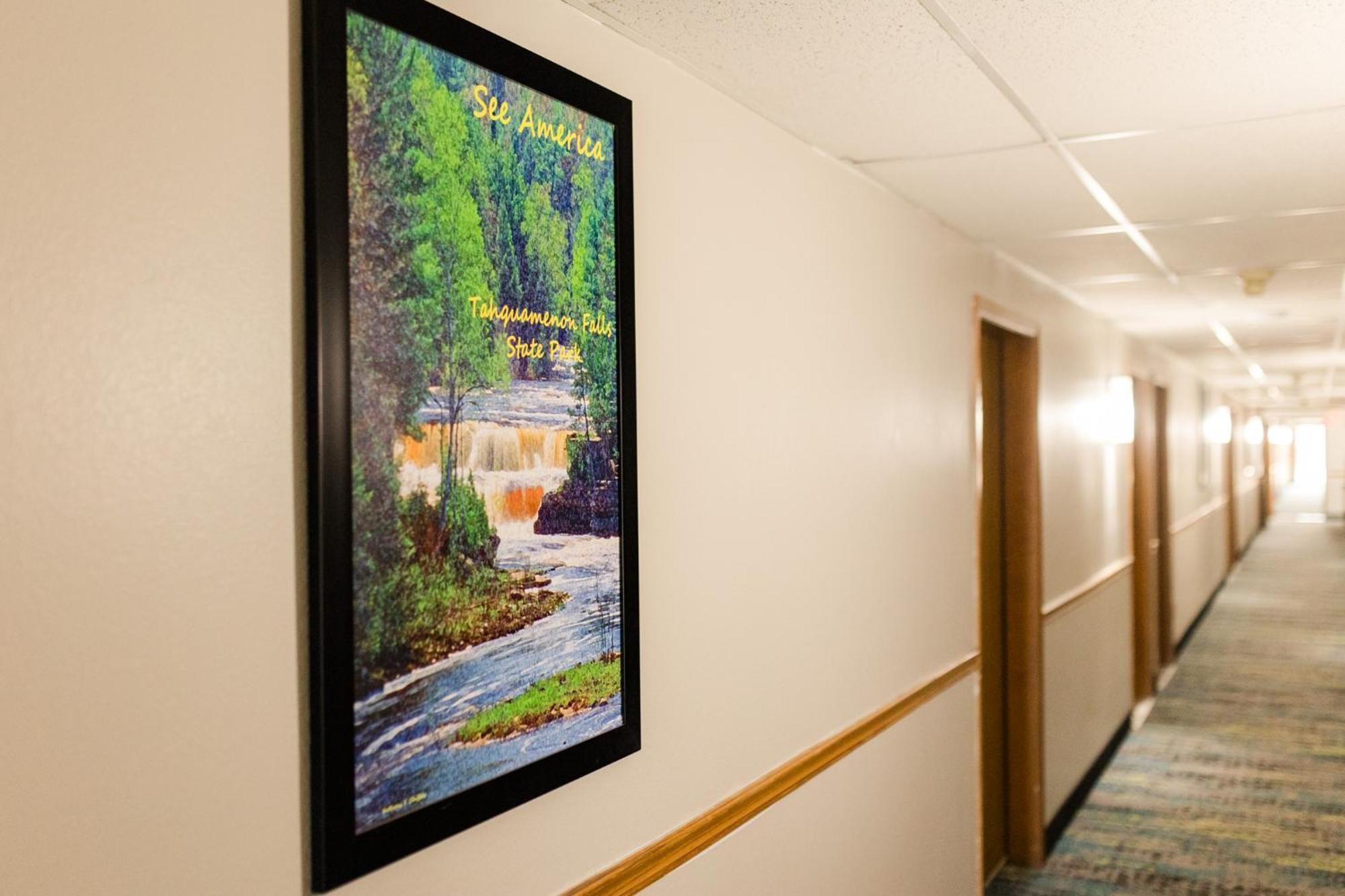 Travelodge By Wyndham Escanaba Exterior photo