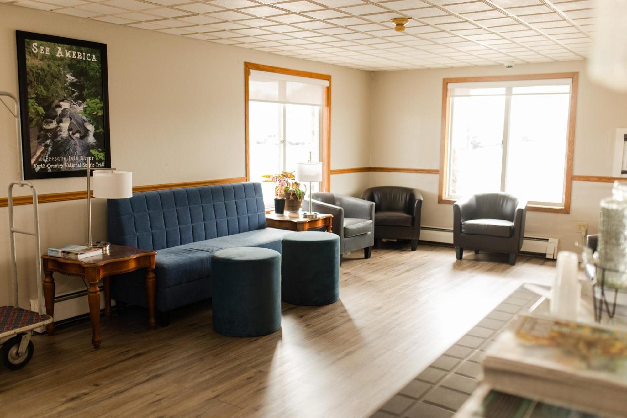 Travelodge By Wyndham Escanaba Exterior photo